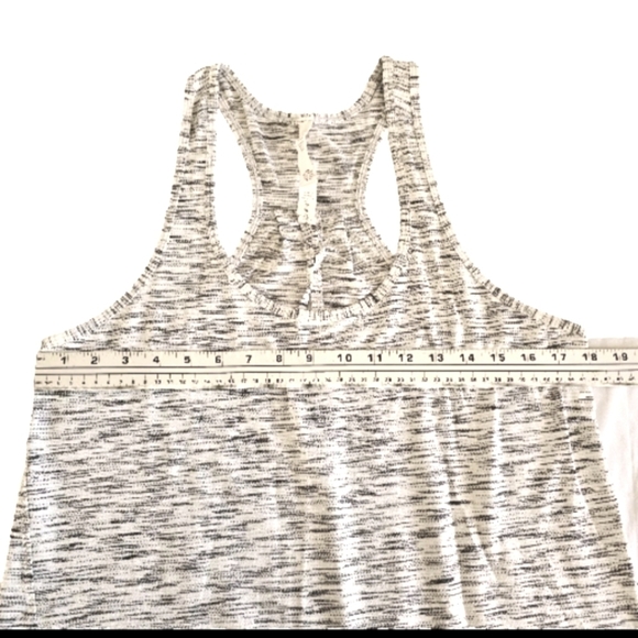 Lululemon Heathered Gray Workout Yoga Gym Essential Pleated Back Tank Top Sz 10 - Picture 7 of 10